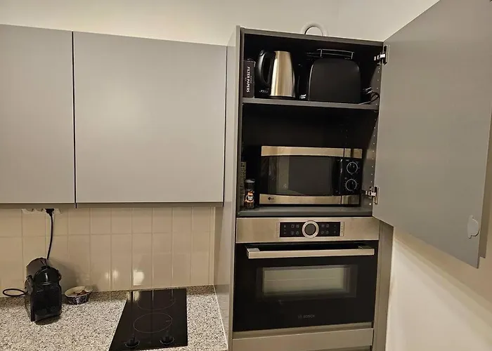 Urban Oasis - Two Bedrooms - Balcony - Nearby Metro Apartmán *